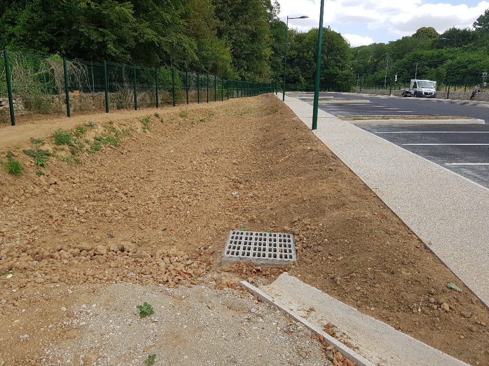 20180718_153410_resized AXE TP - Création du parking de la gare de Chaumont en Vexin pour la communauté de commune du Vexin en Thelle - travaux publics