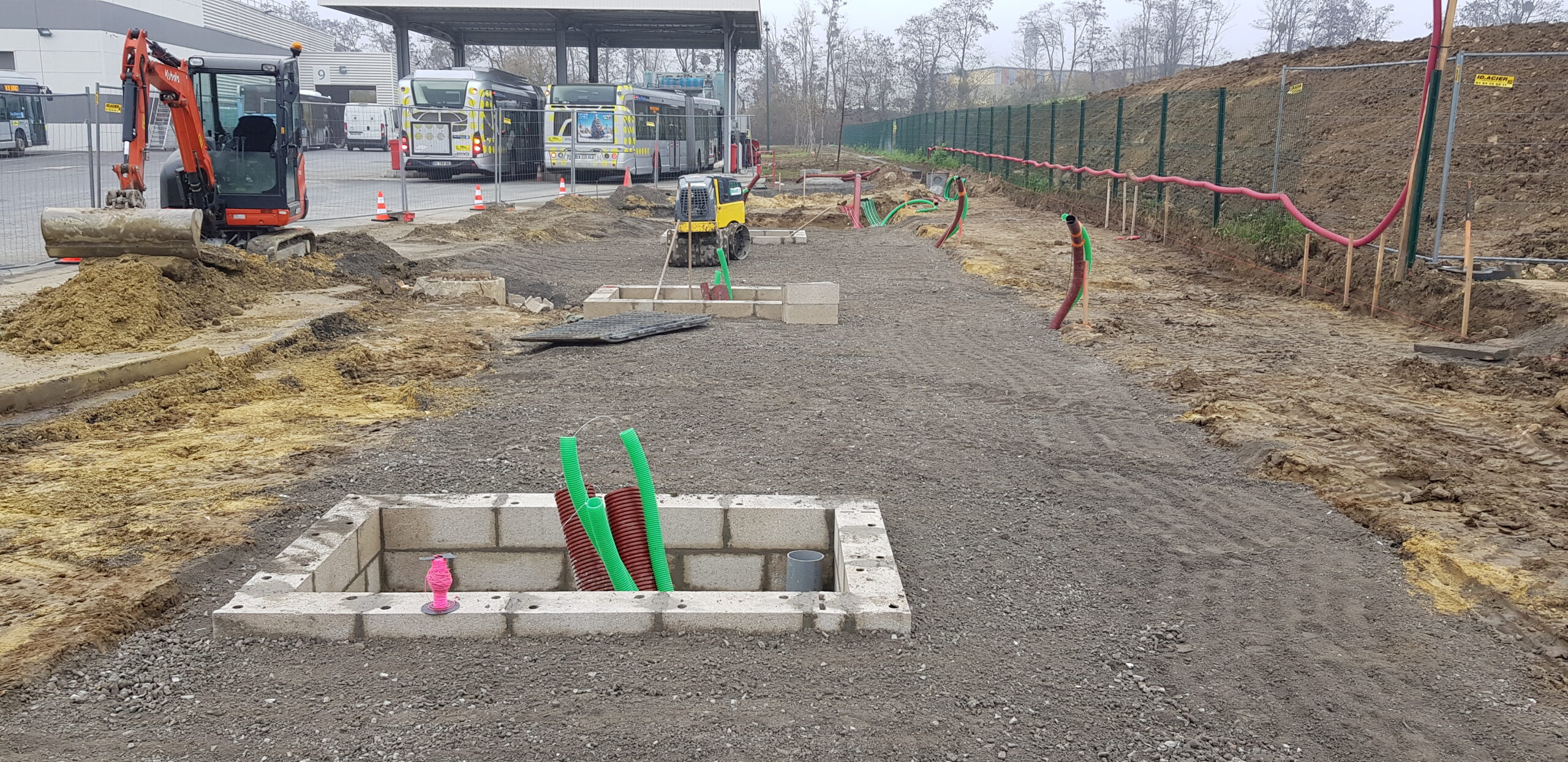 AXE TP - Réalisation de 51 massifs pour l'installations de charpente métallique pour l'alimentation au gaz des bus Stivo - travaux publics