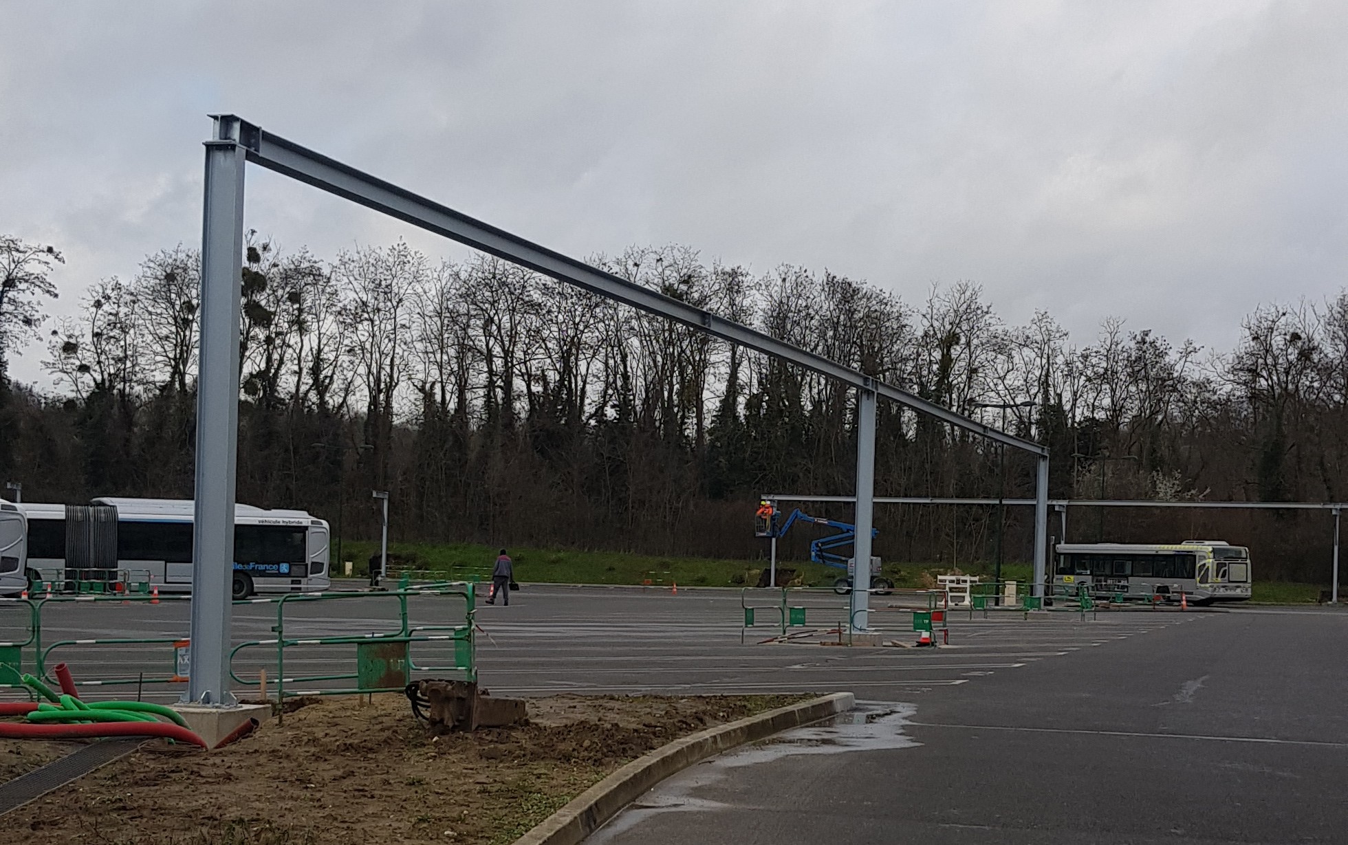 AXE TP - Réalisation de 51 massifs pour l'installations de charpente métallique pour l'alimentation au gaz des bus Stivo - travaux publics